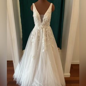 Andrea & Leo Couture gardenia diamond glitter v-neck wedding gown